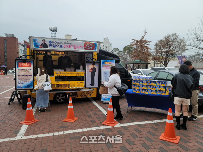 17일 대구실내체육관 정문에 커피차가 등장했다. 유도훈 감독이 팬들에게 감사하는 마음을 담아 준비했다. 사진 | 대구=김동영기자 raining99@sportsseoul.com