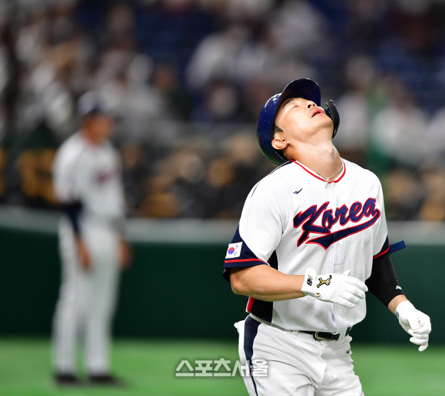 WBC 대표팀 김하성이 9일 도쿄돔에서 열린 2023 WBC 예선 B조 호주와 경기 9회말 무사 1루에서 뜬공에 그치면서 아쉬워하고 있다. 도쿄 | 강영조기자 kanjo@sportsseoul.com
