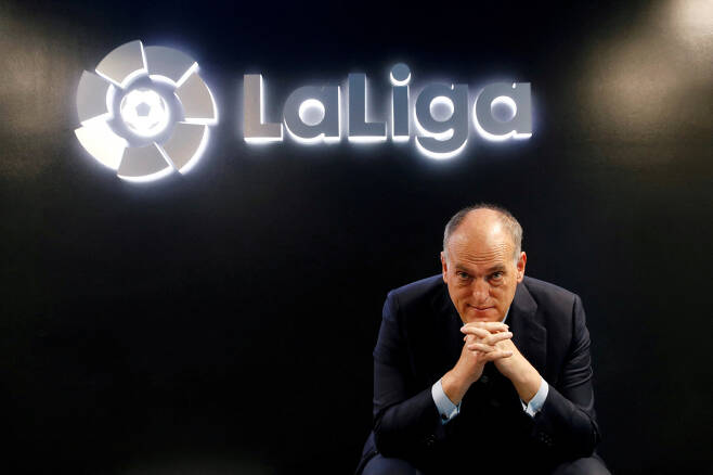 FILE PHOTO: La Liga President Javier Tebas poses before an online interview with Reuters at the La Liga headquarters in Madrid, Spain January 27, 2021. REUTERS/Susana Vera/File Photo

<저작권자(c) 연합뉴스, 무단 전재-재배포 금지>