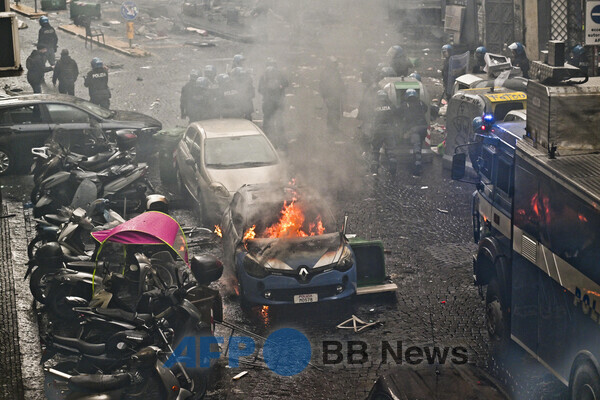 프랑크푸르트 원정 팬들의 폭동으로 아수라장이 된 나폴리 거리. ⓒAFPBBNews = News1