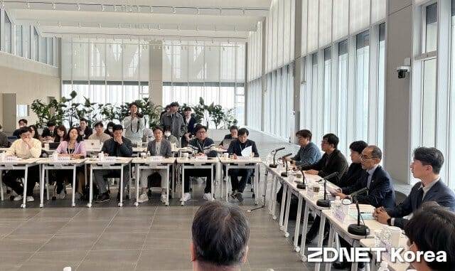 개인정보보호위원회는 16일 네이버 신사옥에서 한국인터넷기업협회, 한국온라인쇼핑협회를 비롯한 온라인 플랫폼 16개사와 함께 개인정보 보호법 개정 간담회를 개최했다.