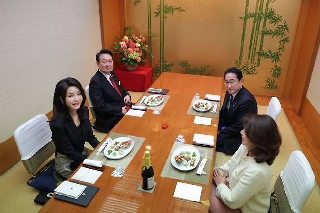 윤석열 대통령과 김건희 여사가 기시다 후미오 일본 총리 부부와 16일 도쿄 긴자의 한 스키야키·샤부샤부 전문점에서 만찬을 하고 있다. [이미지출처=연합뉴스]