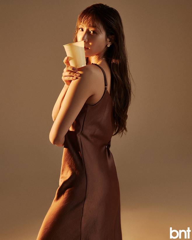 원피스는 하시, 이어링은 바슐, 네크리스는 스타일리스트 소장품.