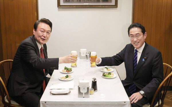 윤석열 대통령과 기시다 후미오 일본 총리가 16일 친교 만찬을 마치고 도쿄 한 식당으로 자리를 옮겨 맥주로 건배하고 있다. /뉴시스