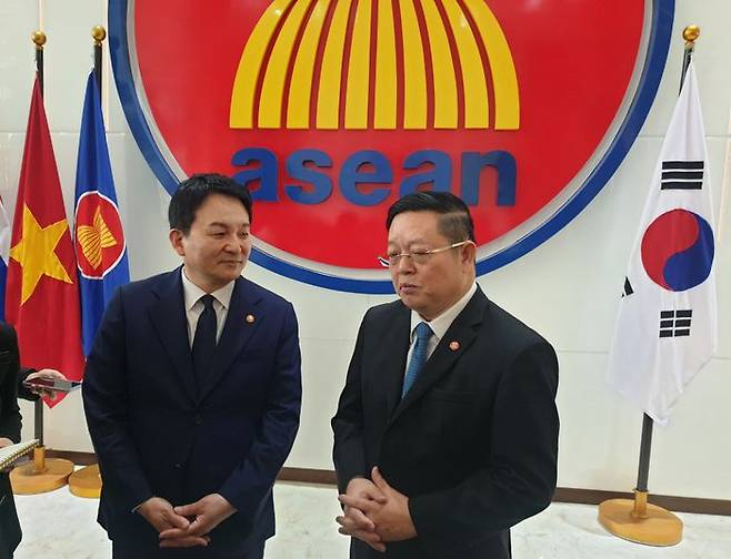 원희룡 국토교통부 장관이 카오 킴 호른(Kao Kim Hourn) 아세안 사무총장과 비공개면담 이후 기자들에게 질문을 받고 있다.ⓒ데일리안 인도네시아=원나래기자