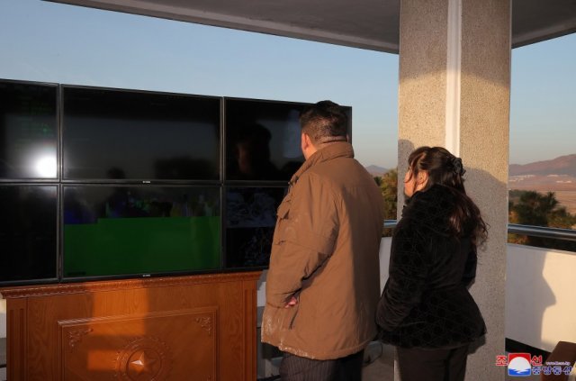 북한 노동당 기관지 노동신문은 17일 전날(16일) 화성-17형 대륙간탄도미사일(ICBM) 발사 훈련을 단행했다고 밝혔다. 김정은 북한 노동당 총비서의 그의 딸 김주애가 참관했다. 평양 노동신문