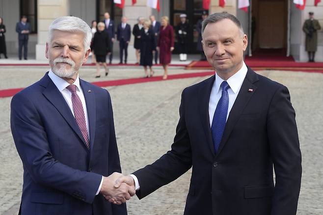 안제이 두다 폴란드 대통령이 16일 바르샤바에서 페트르 파벨 체코 대통령과 만나 악수를 하고 있다. 바르샤마/AP 연합뉴스