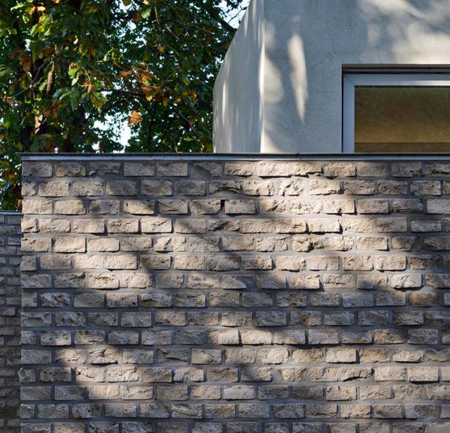 신축의 하이라이트 중 하나인 고벽돌 벽. 구옥의 벽돌을 계승하되 차분하고 모던한 회색 벽돌로 차별화해 더 특별하게 와닿는다. 김용관 건축사진작가 제공