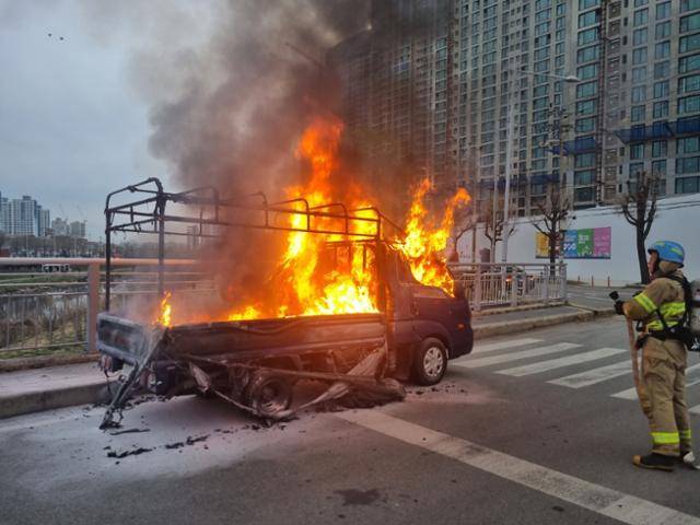 17일 오전 7시1분쯤 광주 서구 양동시장 인근 도로에 주차돼 있던 1톤 화물차에서 방화로 추정되는 화재가 발생, 소방당국 진화 작업을 하고 있다. 광주 동부소방서