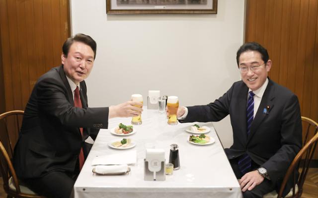 윤석열(왼쪽) 대통령과 기시다 후미오 일본 총리가 16일 만찬을 마치고 '2차'로 도쿄의 경양식당 렌가테이로 옮겨 맥주로 건배하고 있다. 도쿄=서재훈 기자