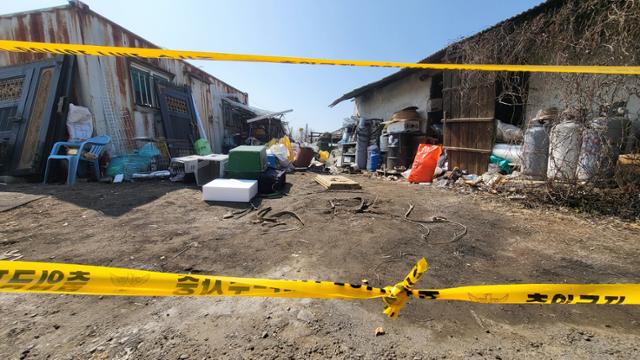 지난 6일 방치된 개 사체가 무더기로 발견된 경기 양평군 한 주택에 폴리스라인이 설치돼 있다. 뉴시스