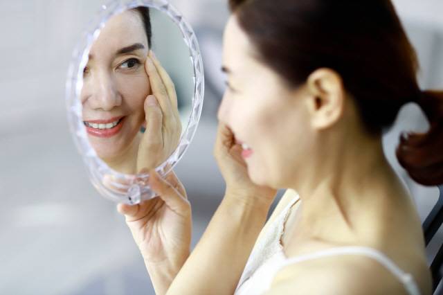 40대가 되면 수분 함량이 높은 크림을 바르고, 피부 마사지로 혈액순환을 돕는 게 좋다/사진=클립아트코리아