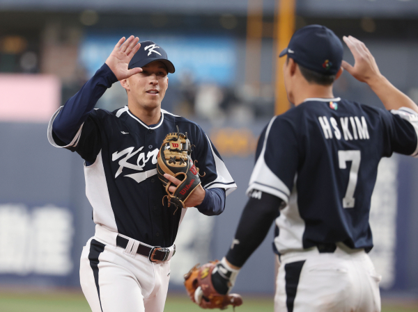 <yonhap photo-2649="">2023 WBC에서 키스톤 몸비를 이룬 에드먼(왼쪽)과 김하성. 연합뉴스</yonhap>