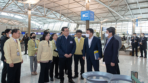 어명소 2차관, 공항 실탄 발견에 현장점검 [사진 제공: 연합뉴스]