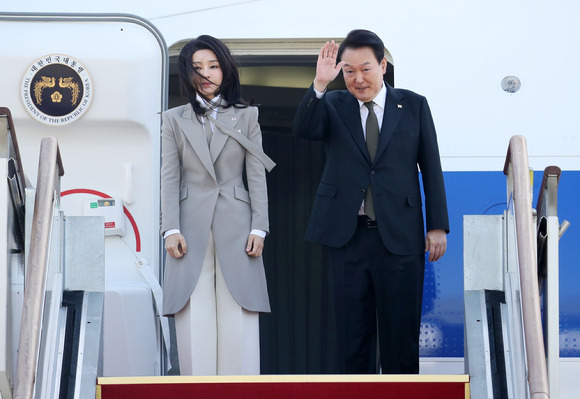 윤석열 대통령이 16일 한일정상회담 등 1박2일 일정의 일본 방문을 위해 공군 1호기에 탑승하고 있다. [사진=뉴시스]