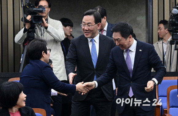 김기현 국민의힘 대표와 주호영 원내대표가 16일 오후 서울 여의도 국회에서 열린 의원총회에 참석하며 의원들과 인사하고 있다. [사진=김성진 기자]