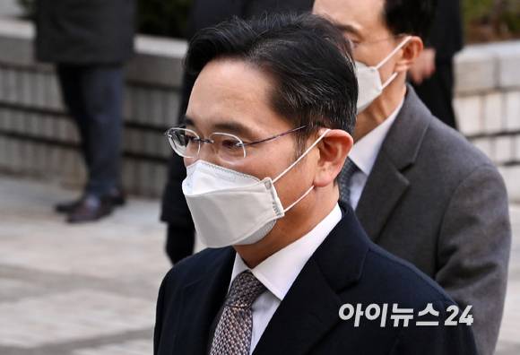 이재용 삼성전자 회장이 3일 서울 서초구 서울중앙지방법원에서 열린 회계 부정·부당 합병 혐의 관련 속행공판에 출석하고 있는 모습.  [사진=김성진 기자]
