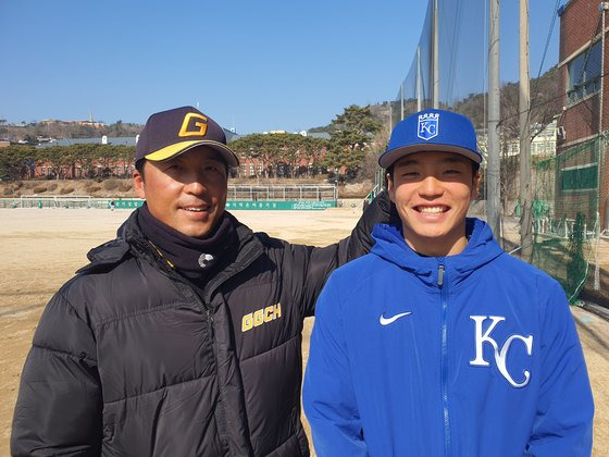 엄형찬의 아버지인 엄종수 경기상고 배터리 코치(사진 왼쪽)는 어려운 도전을 택한 아들이 대견하고 자랑스럽다. 고봉준 기자