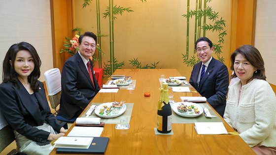 일본을 방문한 윤석열 대통령과 김건희 여사가 16일 기시다 후미오 일본 총리 부부와 함께 도쿄 긴자의 한 음식점에서 만찬을 하고 있다. 두 정상은 오므라이스 전문 노포에서 2차 만찬을 이어갔다. [연합뉴스]