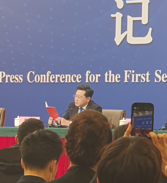 지난 7일 기자회견에서 친강 외교부장이 중국 인민공화국 헌법을 꺼내 ‘대만은 중국의 신성한 영토’라는 조문을 읽고 있다. 박성훈 특파원