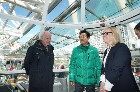 오세훈 서울시장(가운데)이 14일(현지시간) 영국 런던에 있는 대관람차 '런던아이'에 탑승해 런던아이를 설계 및 운영하고 있는 관계자들과 이야기를 나누고 있다. 사진 서울시