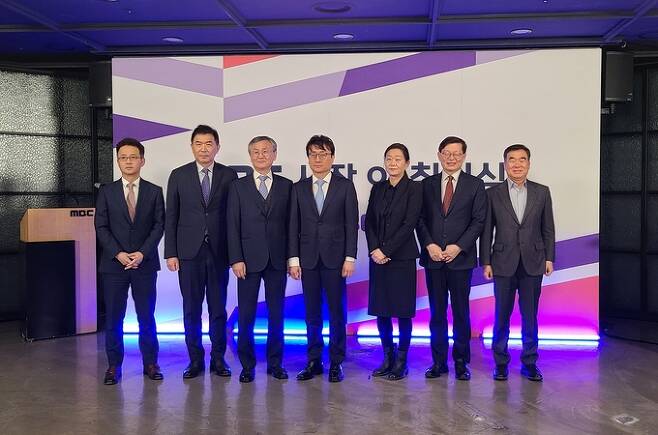 17일 열린 안형준 MBC 사장 취임식에서 안 사장이 6명의 등기이사들과 사진 촬영을 하고 있다.
