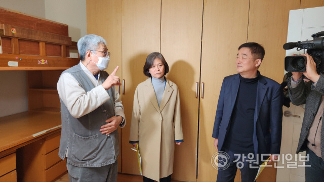 ▲ 국회 ‘정순신 검사특권 진상조사단’이 17일 민족사관고등학교를 방문, 한만위 교장과 기숙사를 살펴보고 있다.