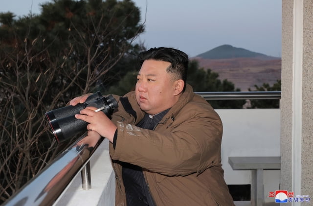 김정은 북한 국무위원장이 전날 대륙간탄도미사일(ICBM) '화성-17형' 발사훈련을 현지지도했다고 조선중앙통신이 17일 밝혔다. / 사진=연합뉴스