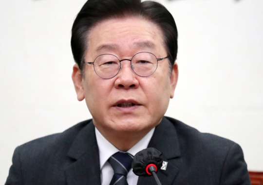 Democratic Party of Korea leader Lee Jae-myung speaks at a meeting of the party’s Supreme Council at the National Assembly on March 17. Bak Min-gyu, Senior Reporter