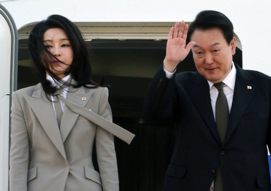 President Yoon Suk-yeol boards the presidential jet to attend a summit with Japanese Prime Minister Fumio Kishida at Seoul Air Base in Seongnam-si, Gyeonggi on March 16. President Yoon will embark on a two-day trip to Japan from March 16-17 and is expected to announce the results of the summit in a joint press conference without any joint statement. Office of the President joint press photographers