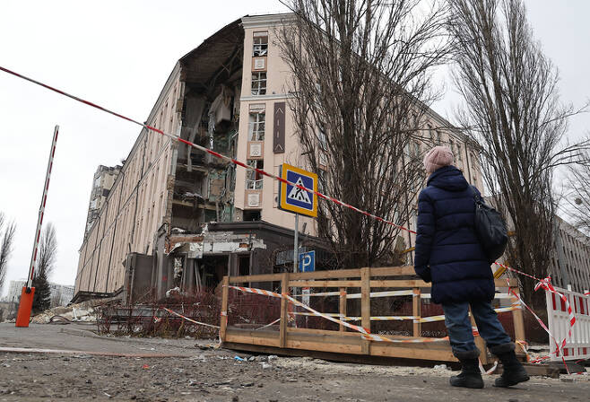 지난 1월 우크라이나 키이우 시내의 한 호텔이 지난 31일 러시아의 공습으로 무너져 있다. 연합뉴스
