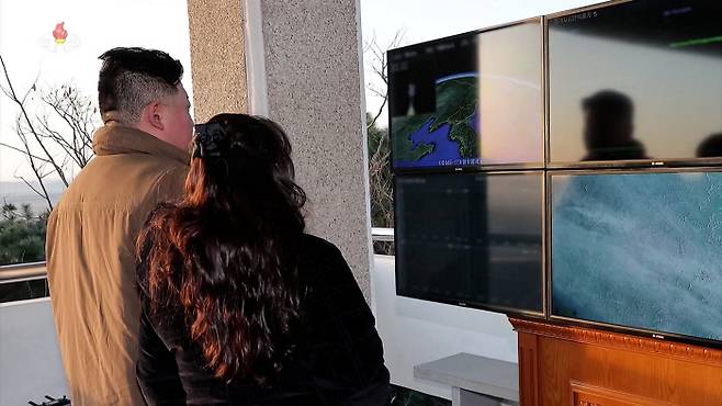 김정은 북한 국무위원장이 둘째 딸 김주애와 함께 지난 16일 대륙간탄도미사일(ICBM) 화성-17형 발사 영상을 보고 있는 모습을 17일 조선중앙TV가 공개했다. 연합뉴스