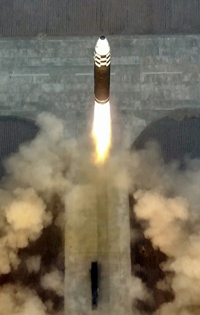북, ICBM ‘화성-17형’ 발사 영상 공개 북한 평양국제비행장에서 지난 16일 대륙간탄도미사일(ICBM) ‘화성-17형’이 발사되고 있다. 조선중앙통신은 김정은 국무위원장이 이 발사훈련을 현지 지도했다고 17일 밝혔다. 연합뉴스