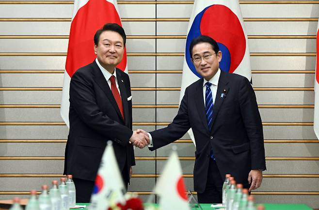 1박2일 일정으로 일본을 방문한 윤석열 대통령과 기시다 후미오 일본 총리가 16일 오후 일본 도쿄 총리 관저에서 열린 한일 확대정상회담에 앞서 기념촬영을 하며 악수하고 있다. 연합뉴스