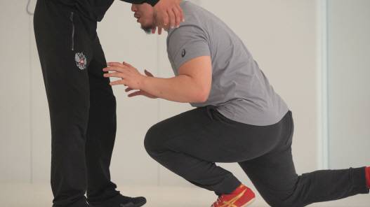 이현우 관장과 바이르 코치가 레슬링 스파링을 하고있다. 김태훈 피디