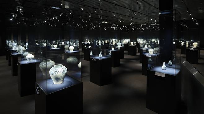 An installation view of "Joseon White Procelain, Paragon of Virtue" at Leeum Museum of Art (Courtesy of the museum)