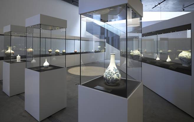 An installation view of "Joseon White Procelain, Paragon of Virtue" at Leeum Museum of Art (Courtesy of the museum)