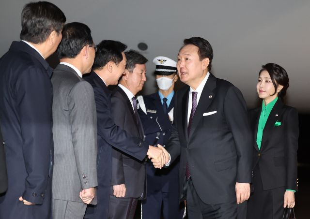 윤석열 대통령과 김건희 여사가 17일 경기 성남 서울공항에 도착, 영접 나온 국민의힘 김기현 대표 등과 차례로 인사하고 있다. 연합뉴스