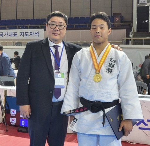 2023 순천만국가정원컵 전국유도대회에서 남중부 81㎏급서 우승한 백준호가 강준규 양평G스포츠클럽 감독과 기념촬영을 하고 있다.양평군G스포츠클럽 제공