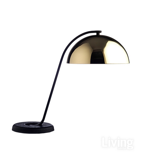 상단 반구형의 종 모양 덮개와 기둥이 언밸러스하게 기울어진 독특한 디자인이 눈에 띈다. Cloche Table lamp, 41만원  hay by 콜렉션비.