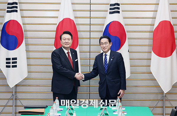 President Yoon Suk Yeol and Japanese Prime Minister Fumio Kishida shake hands at expanded summit talks at the latter‘s residence in Tokyo on Thursday. [Photo by Lee Seung-hwan]