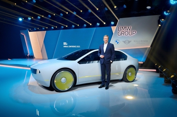 올리버 집세 BMW그룹 회장과 콘셉트 모델인 ‘BMW i 비전 디’ [사진제공=BMW그룹코리아]