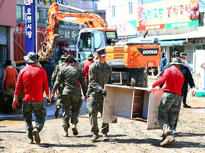 지난해 9월 태풍 힌남노 피해 당시 해병대 장병들이 포항에서 복구 작업을 돕고 있다. <연합뉴스>