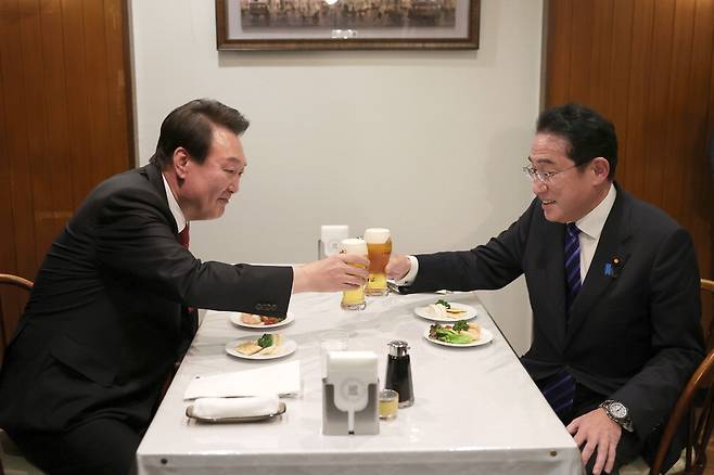 화합주 건배하는 양국 정상 지난 16일 윤석열 대통령과 기시다 후미오 일본 총리가 만찬 뒤 도쿄 긴자에 위치한 렌가테이에서 맥주로 건배를 하고 있다.  <도쿄/이승환 기자>