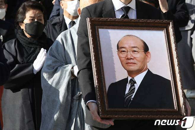 (대구=뉴스1) 공정식 기자 = 29일 오후 대구 팔공총림 동화사에서 열린 전두환 전 대통령 삼우제에 참석한 부인 이순자씨가 합장한 채 영정을 뒤따르고 있다. 2021.11.29/뉴스1