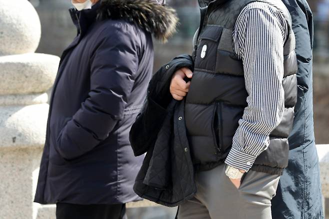 17일 아침은 다소 쌀쌀하지만 오후 기온이 오르며 포근한 날이 될 것으로 보인다. 사진은 포근한 한낮 기온을 보인 지난 3일 서울 청계천에서 시민들이 두꺼운 겉옷을 들고 산책하는 모습. /사진=뉴스1