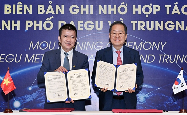 홍준표 대구시장(오른쪽)이 16일 응우옌 떰 틴 쭝남그룹 회장(왼쪽)과 '재생에너지 및 혁신기술 교류' 업무협약을 체결했다./사진제공=대구시