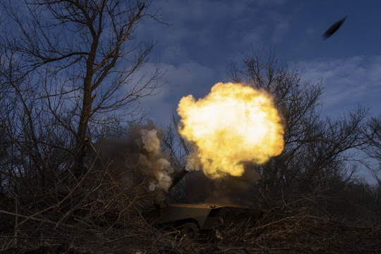 지난 10일(현지시간) 우크라이나군의 자주포가 격전지 바흐무트 전선에서 러시아 진영을 향해 포탄을 발사하고 있다. AP·연합뉴스