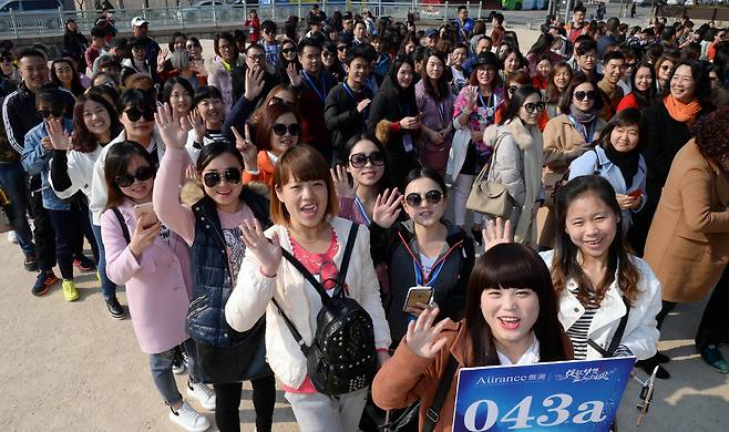 사드배치 직전, 수천명 단위 중국인 인센티브 단체관광객들. 단체여행길이 막히자 선량한 중국인들은 개별여행으로 한국을 찾았다.