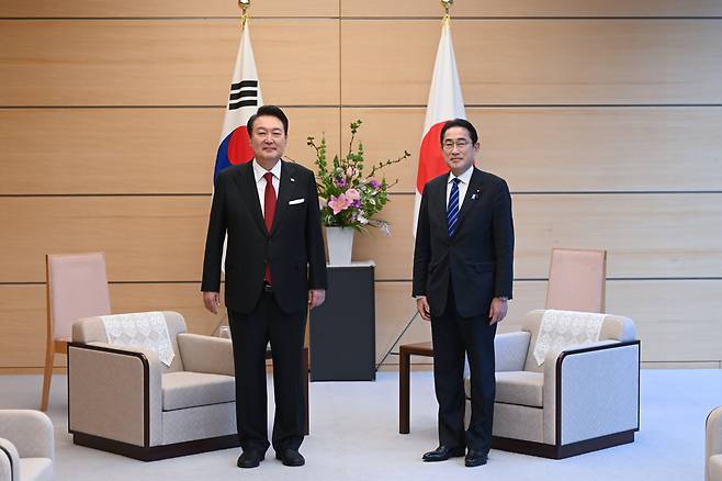 1박2일 일정으로 일본을 방문한 윤석열 대통령이 16일 오후 일본 도쿄 총리 관저에서 기시다 후미오 일본 총리와 한일 정상 소인수회담을 하고 있다. [연합]